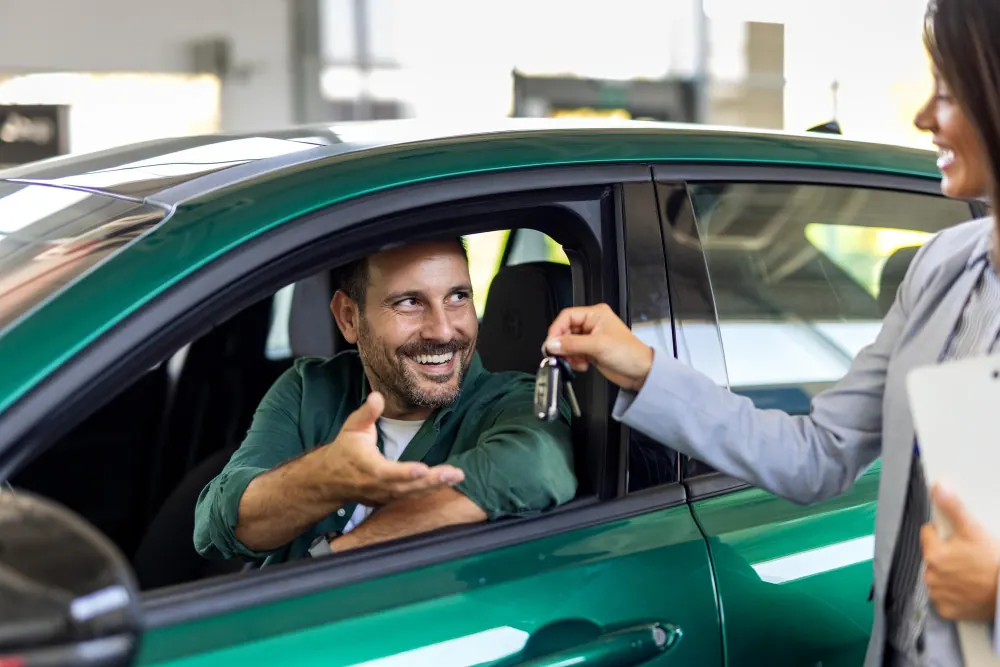 Addetto al noleggio consegna le chiavi dell'auto a un cliente a Bilbao